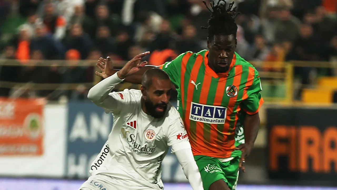Alanyaspor ile Antalyaspor puanları paylaştı