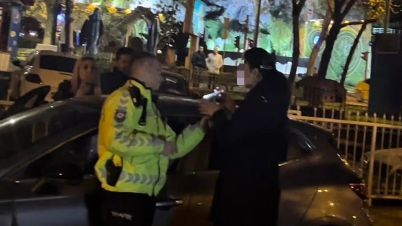 Alkollü kadın sürücü polislere hakaret etti! Arkadaşının savunması 'pes' dedirtti