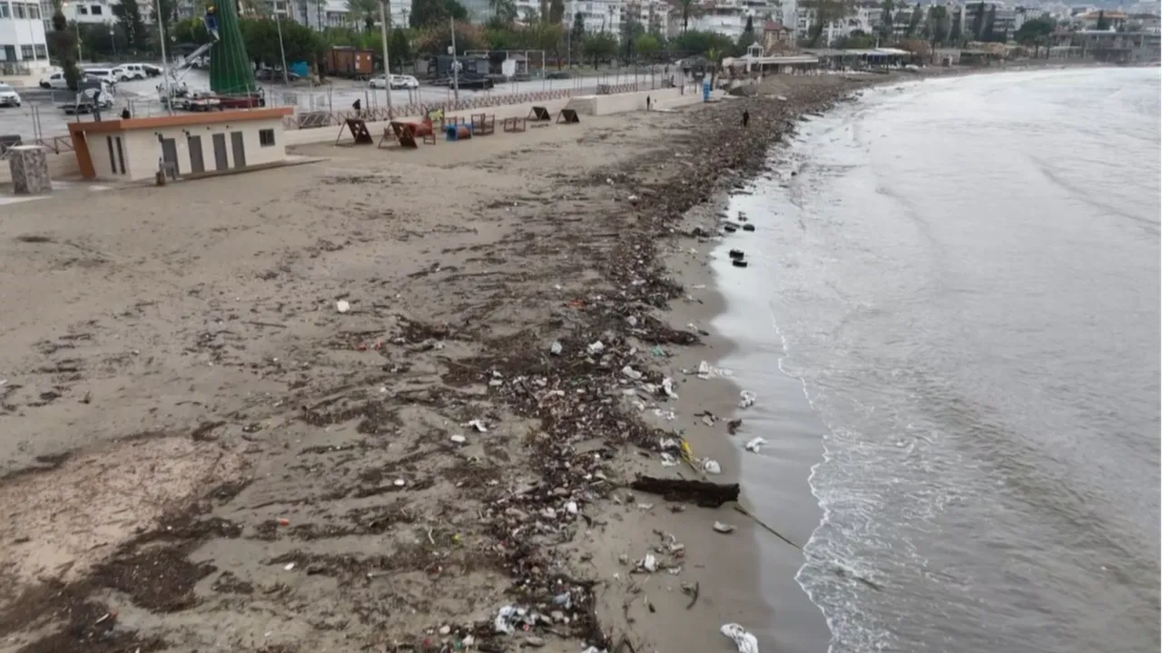 Antalya sağanak sonrası Venedik’e döndü! 15 dakikada evler, iş yerleri, araçlar sular altında kaldı 
