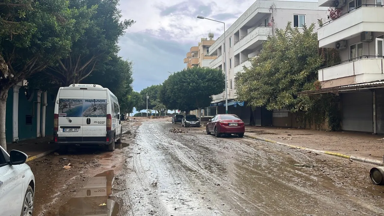 Antalya sağanak sonrası Venedik’e döndü! 15 dakikada evler, iş yerleri, araçlar sular altında kaldı 