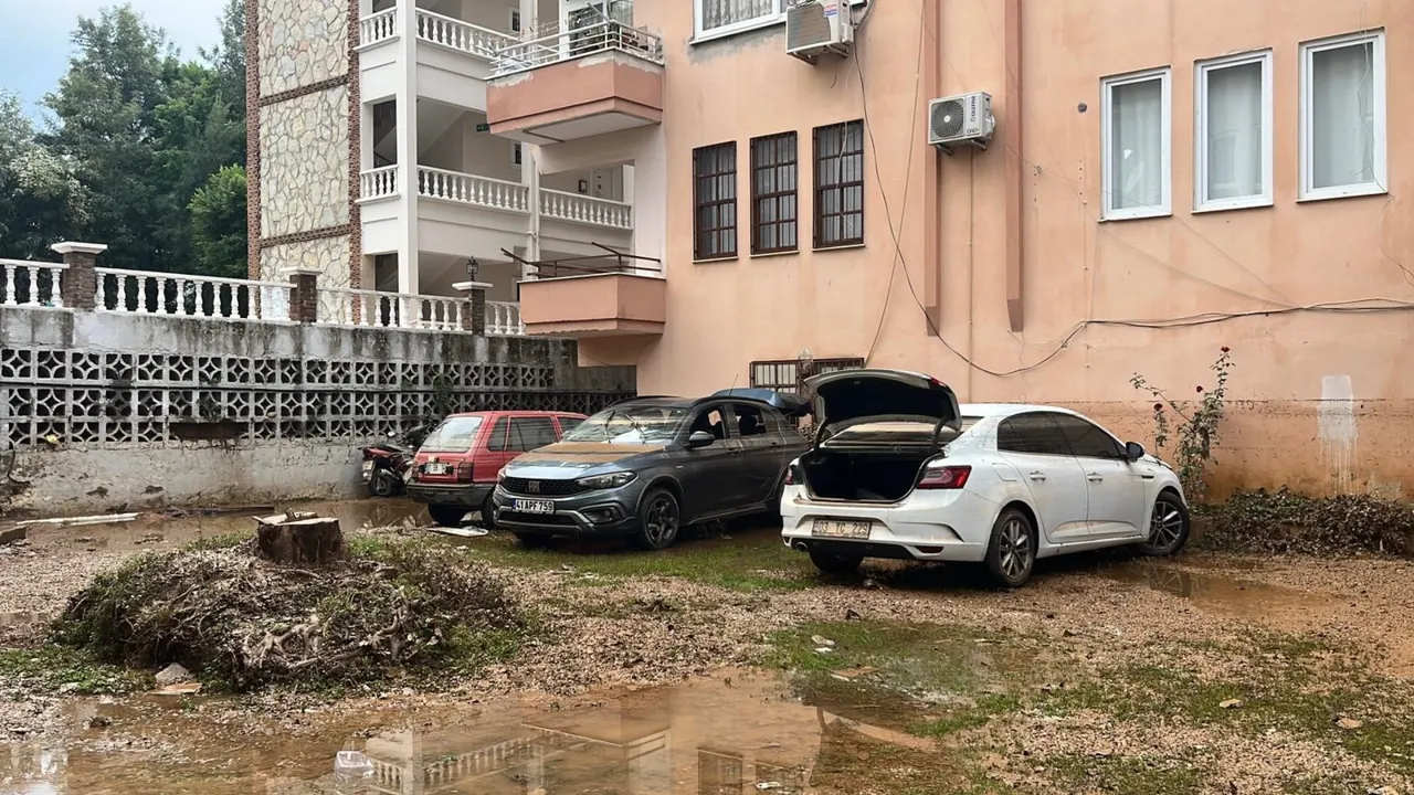 Antalya sağanak sonrası Venedik’e döndü! 15 dakikada evler, iş yerleri, araçlar sular altında kaldı 