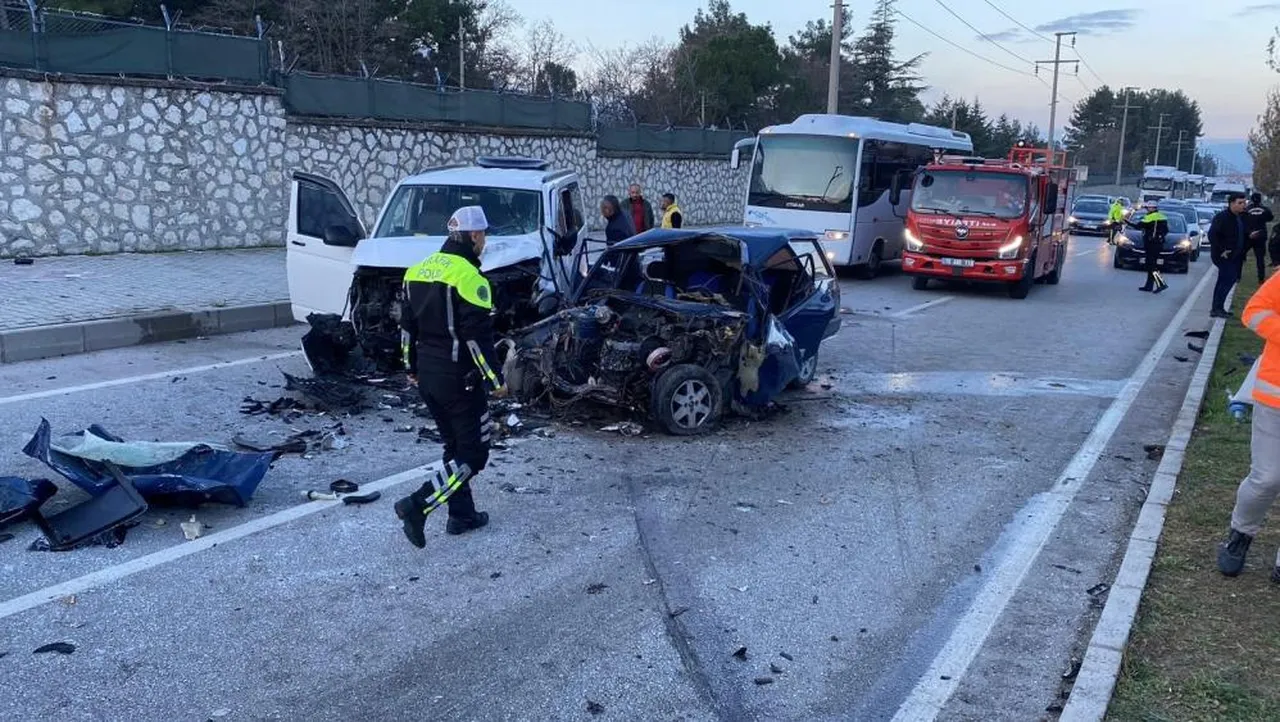 Burdur'da feci kaza: Dakikalarca kalp masajı yapıldı, acı haberleri hastaneden geldi