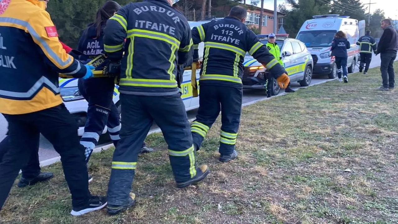 Burdur'da feci kaza: Dakikalarca kalp masajı yapıldı, acı haberleri hastaneden geldi