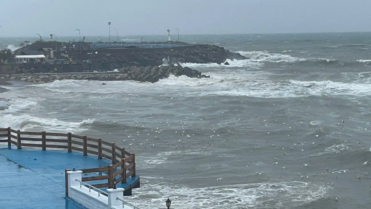 Fırtına sonrasında dalga boyu 5 metreye ulaştı