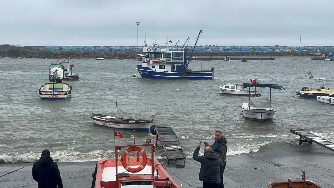 Balıkçılar denize açılmadı, tekneleri barınaklara çekti