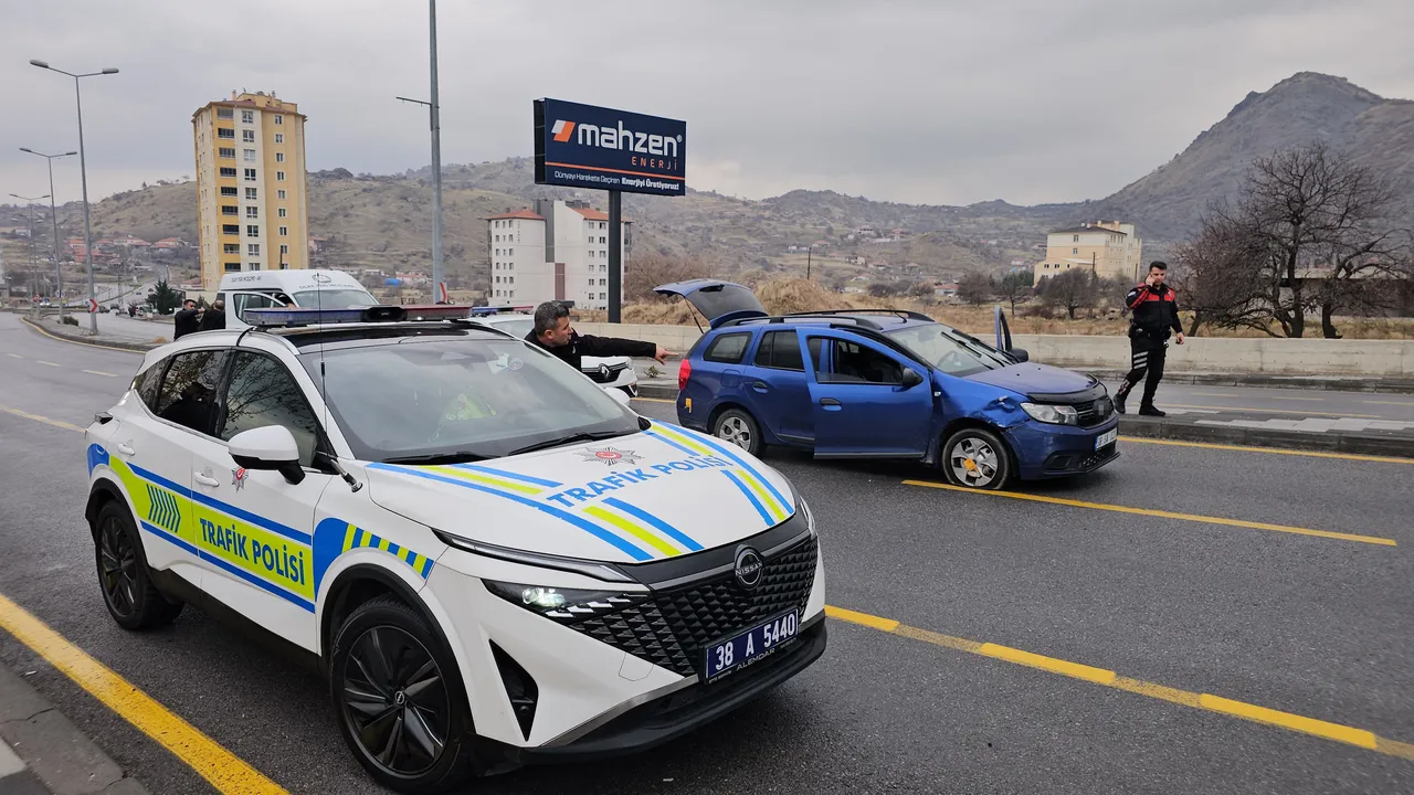 Dur ihtarına uymadı, 3 polis otosuna çarptı! Sebebi hayrete düşürdü