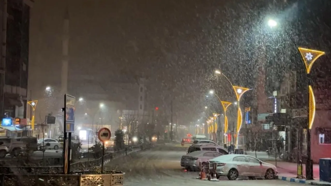 Hakkari'de kar başladı! Lapa lapa yağdı, her yer beyaza büründü