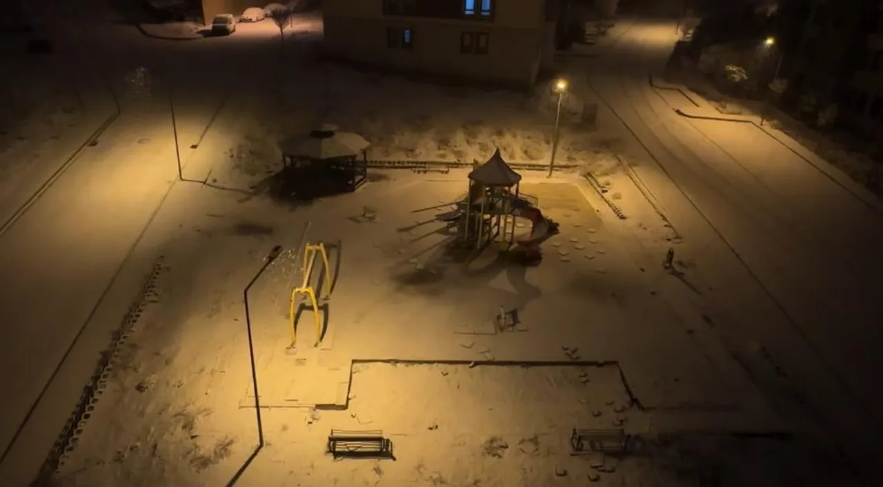 Hakkari'de kar başladı! Lapa lapa yağdı, her yer beyaza büründü