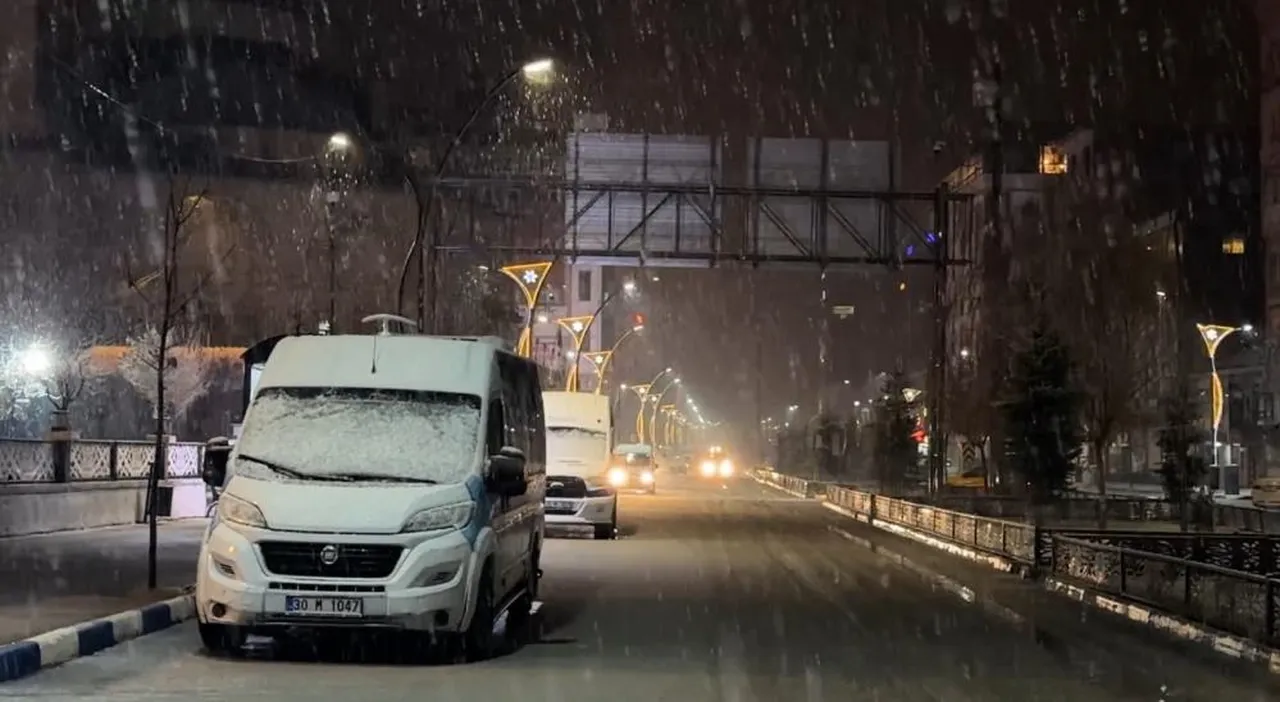 Hakkari'de kar başladı! Lapa lapa yağdı, her yer beyaza büründü