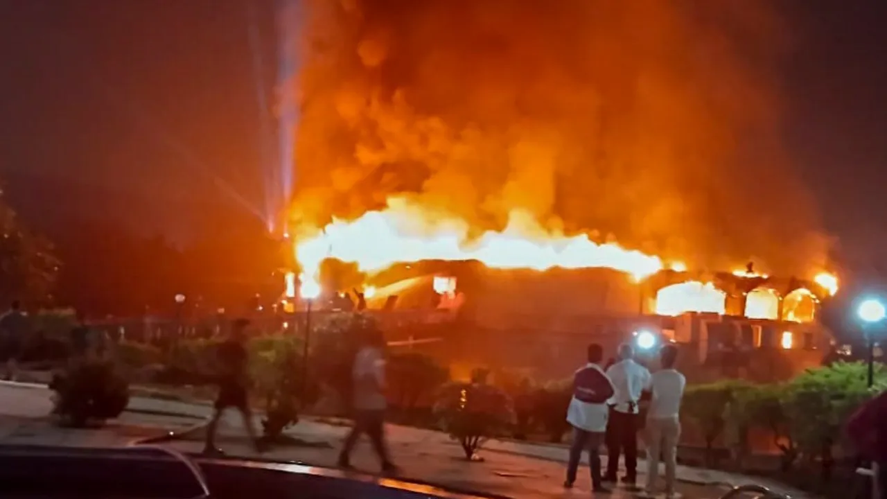 Hindistan'da gece kulübünde yangın! Dakikalar içinde etrafı sardı, 25 kişi hayatını kaybetti