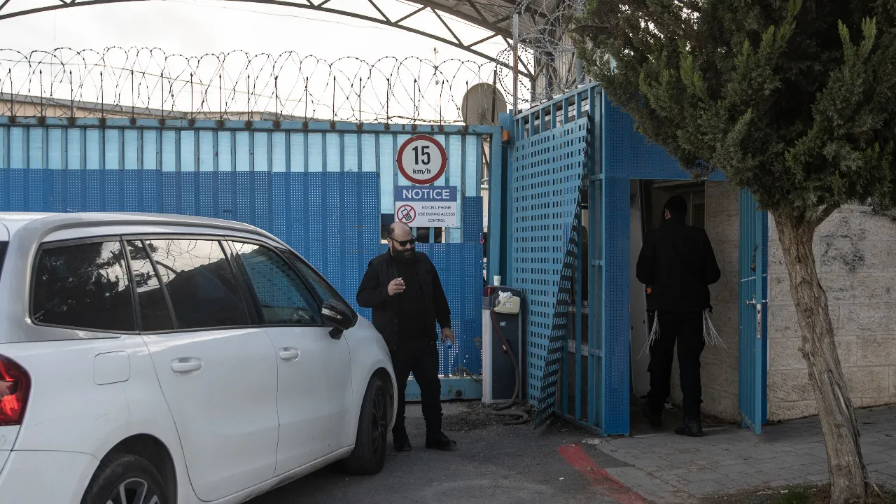 İsrail, BM ofisini bastı! UNRWA binasına kendi bayraklarını astılar 