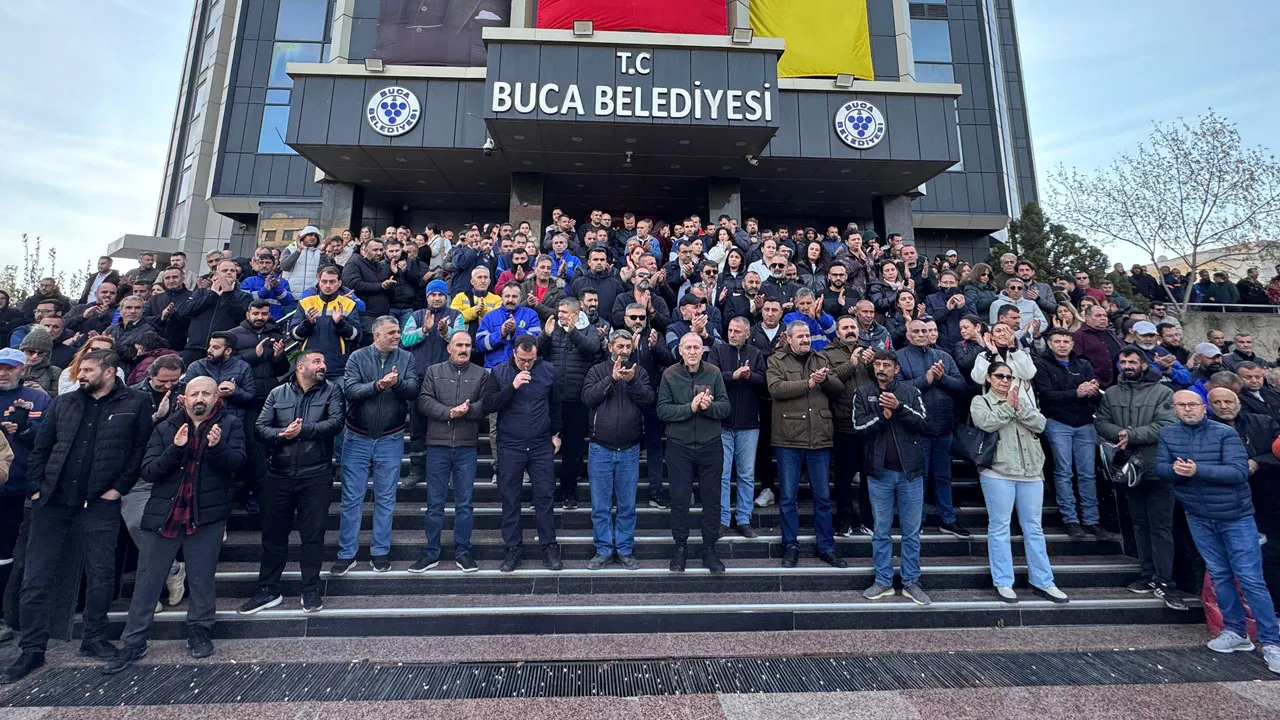 İzmir Buca'da maaş krizi: Yüzlerce işçi iş bıraktı, hizmetler aksadı
