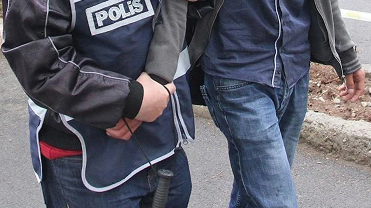 İzmir'de aranan 'yağma' firarisi polisten kaçamadı