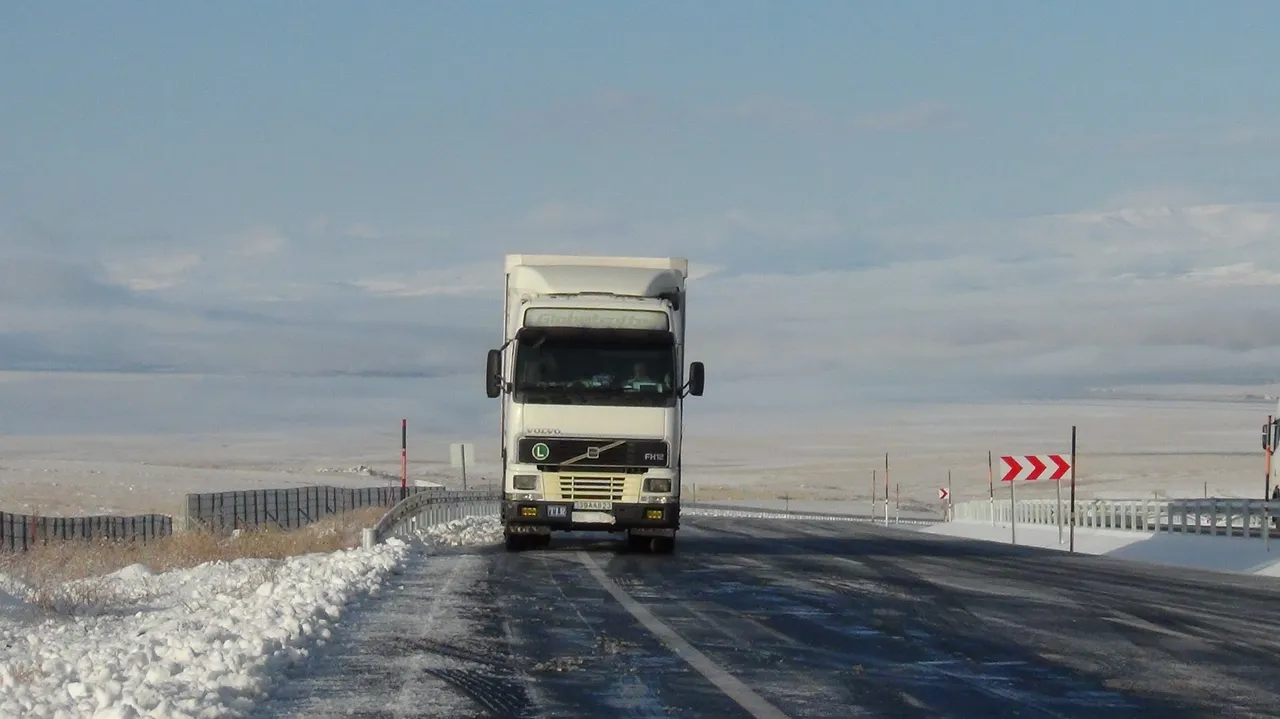 Buzlu yolda ilerleyemeyen sürücü mahsur kaldı