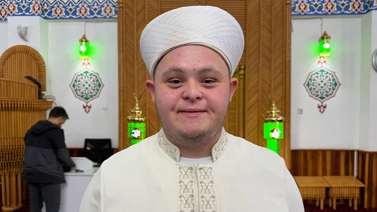 Kulağıma kuşlar söyledi! Down sendromlu imam yürekleri ısıttı