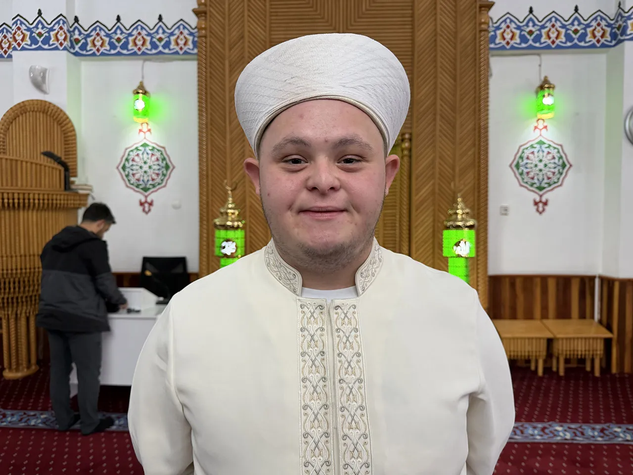 Kulağıma kuşlar söyledi! Down sendromlu imam yürekleri ısıttı