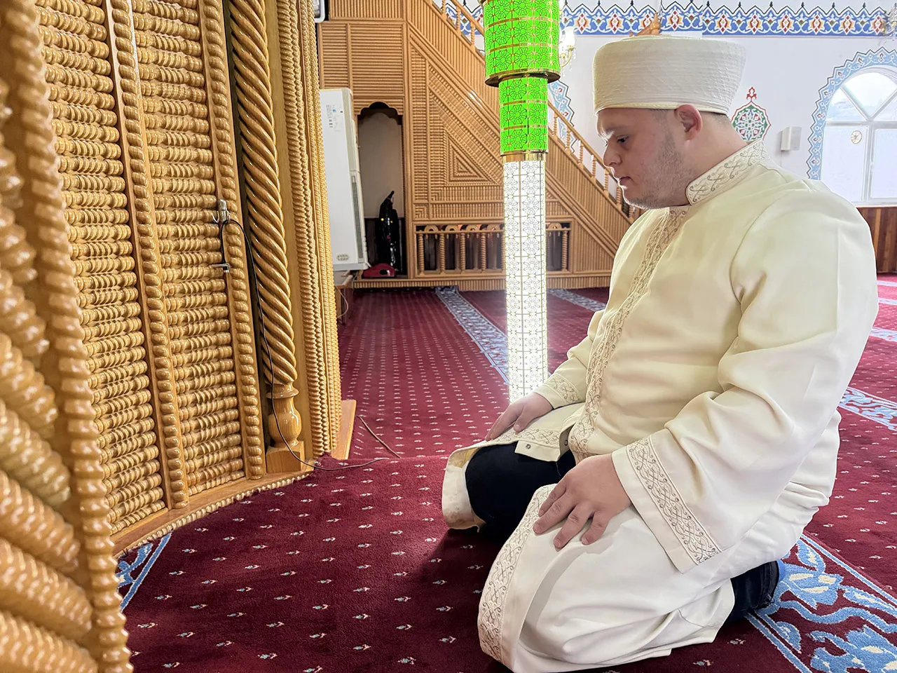 Kulağıma kuşlar söyledi! Down sendromlu imam yürekleri ısıttı