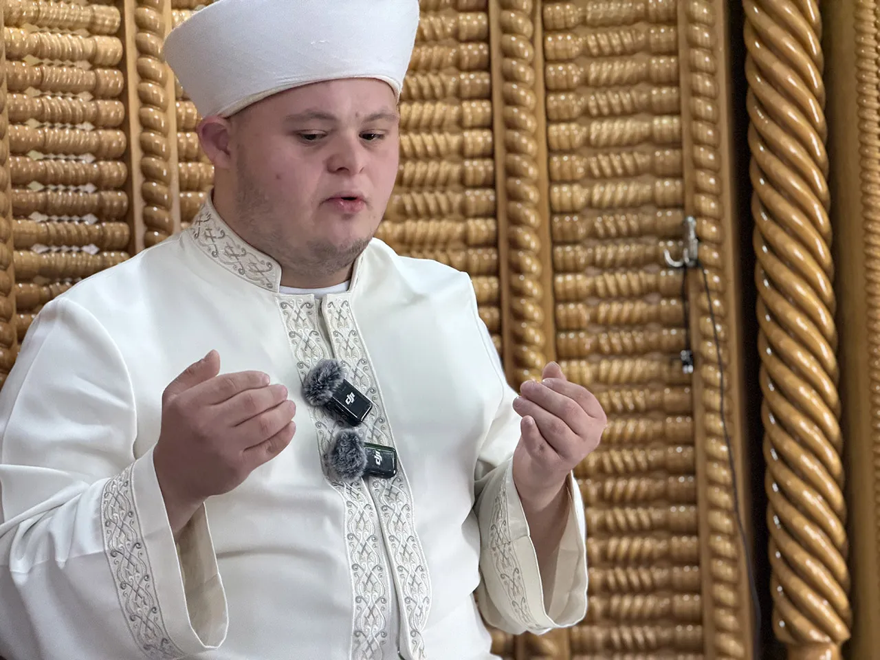 Kulağıma kuşlar söyledi! Down sendromlu imam yürekleri ısıttı