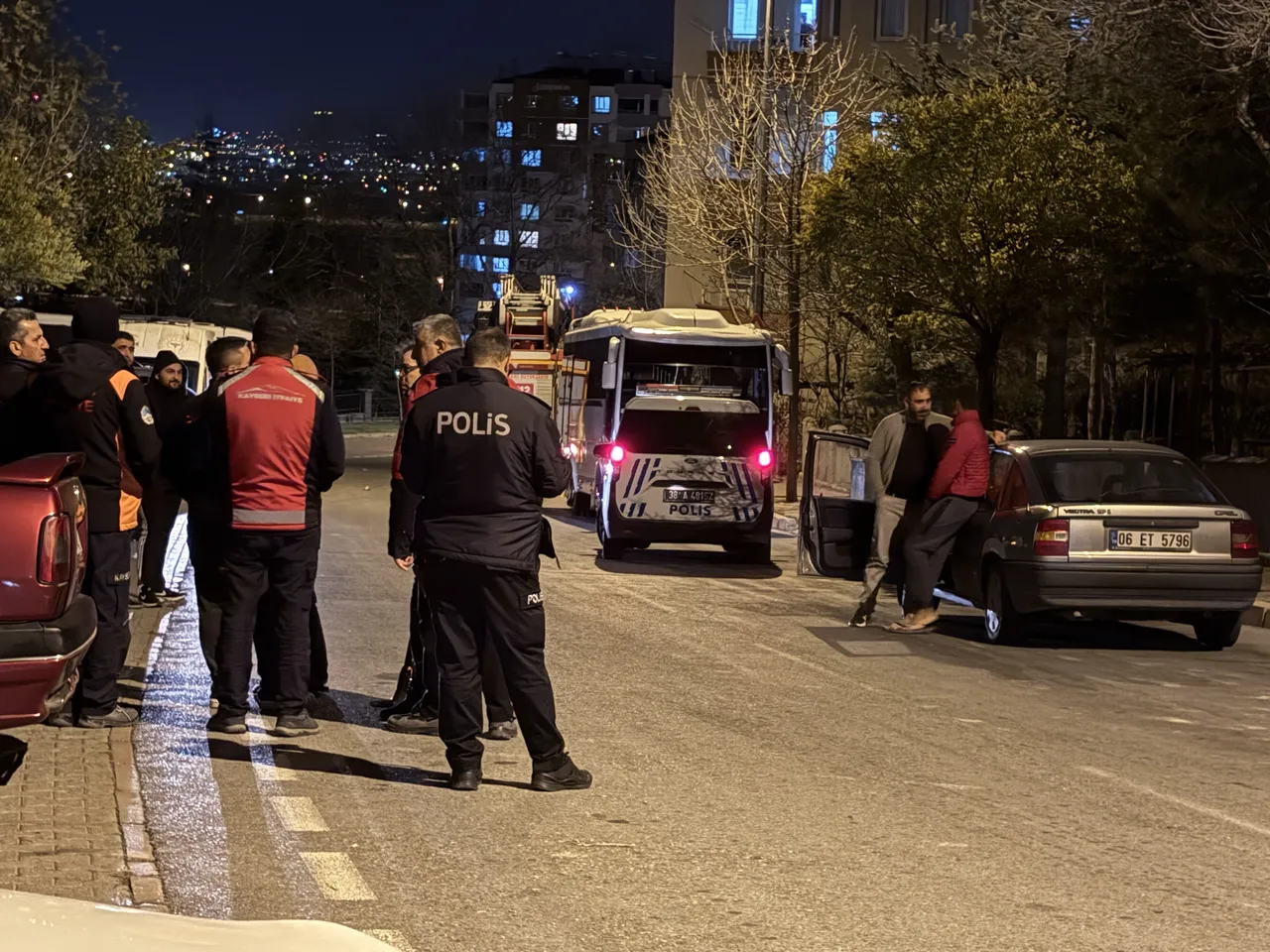 Melikgazi'de korku dolu anlar: İntihar girişimi 4 saatlik ikna çalışmasıyla sonlandı