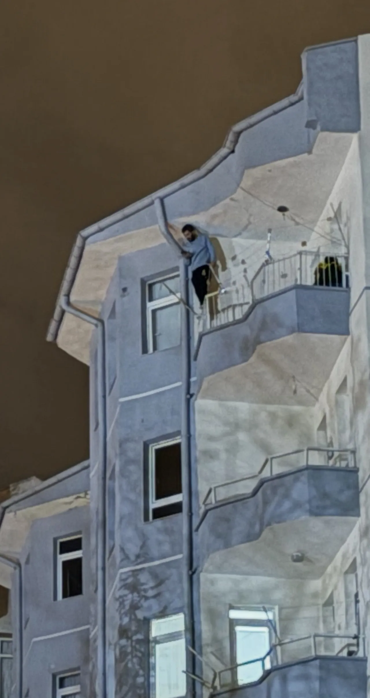 Melikgazi'de korku dolu anlar: İntihar girişimi 4 saatlik ikna çalışmasıyla sonlandı