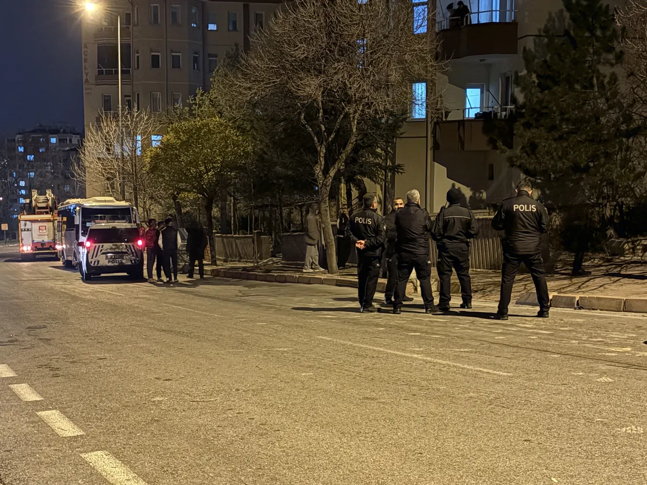 Melikgazi'de korku dolu anlar: İntihar girişimi 4 saatlik ikna çalışmasıyla sonlandı