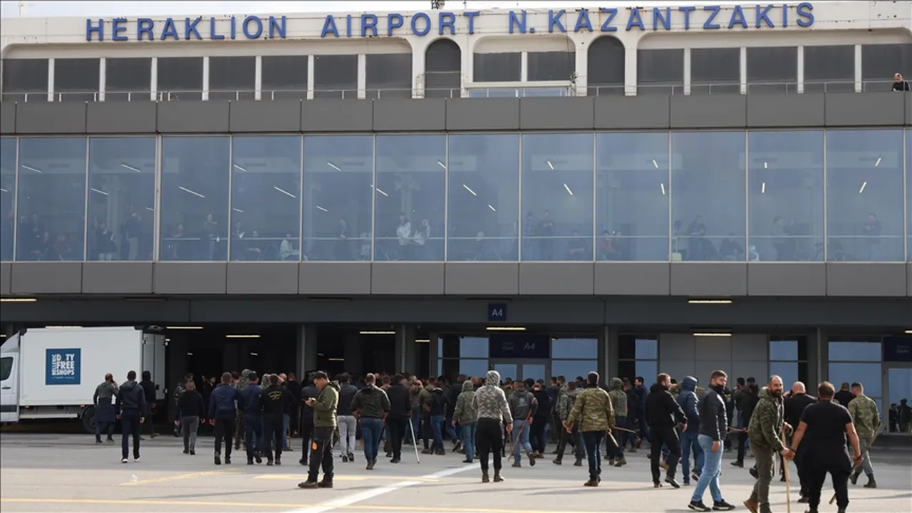 Miçotakis  yönetimi köşeye sıkıştı! AB yolsuzluk skandalı Girit’i savaş alanına çevirdi