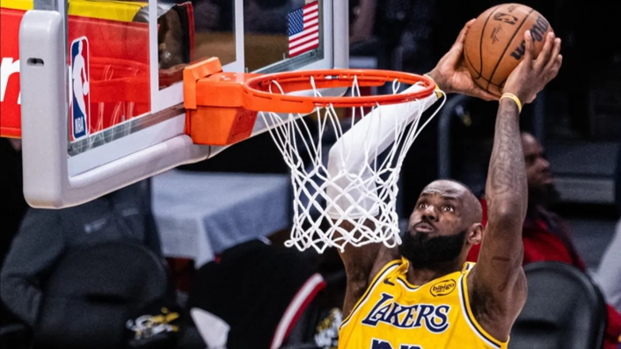 NBA'de LeBron James'in gecesi: Los Angeles Lakers son dakikada kazandı