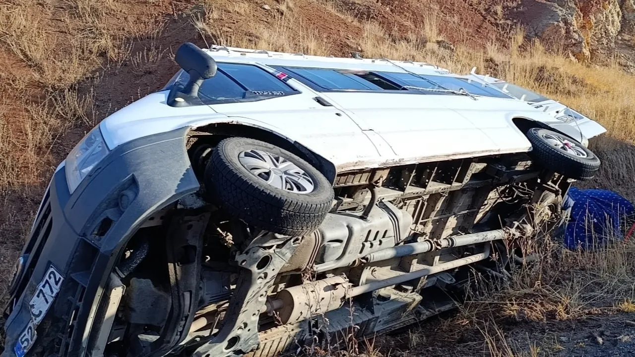 Öğretmenleri taşıyan servis devrildi! Yaralılar var