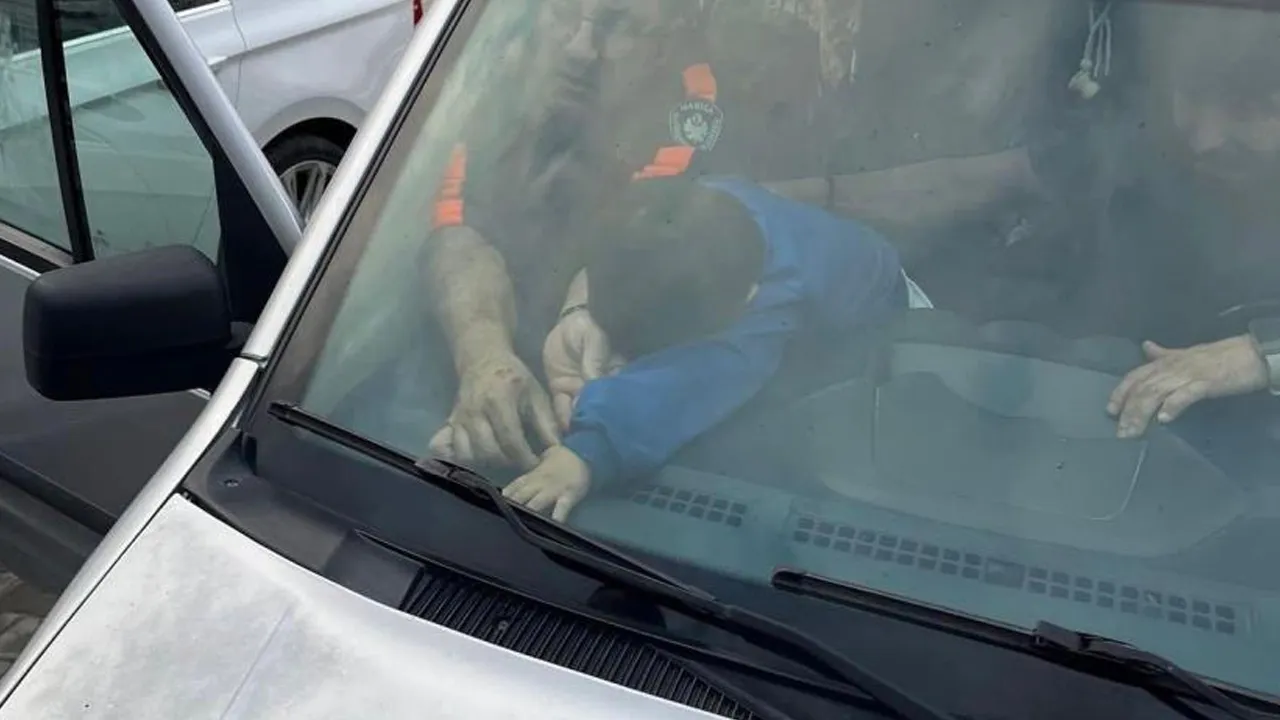 Parmakları aracın havalandırmasına sıkıştı! Çocuğun imdadına itfaiye yetişti