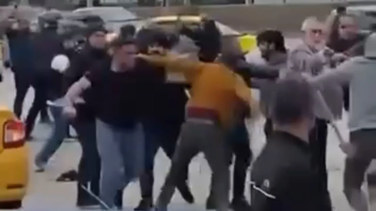 Sokak ortasında meydan muharebesi! Kaskları miğfer sopaları kılıç yaptılar