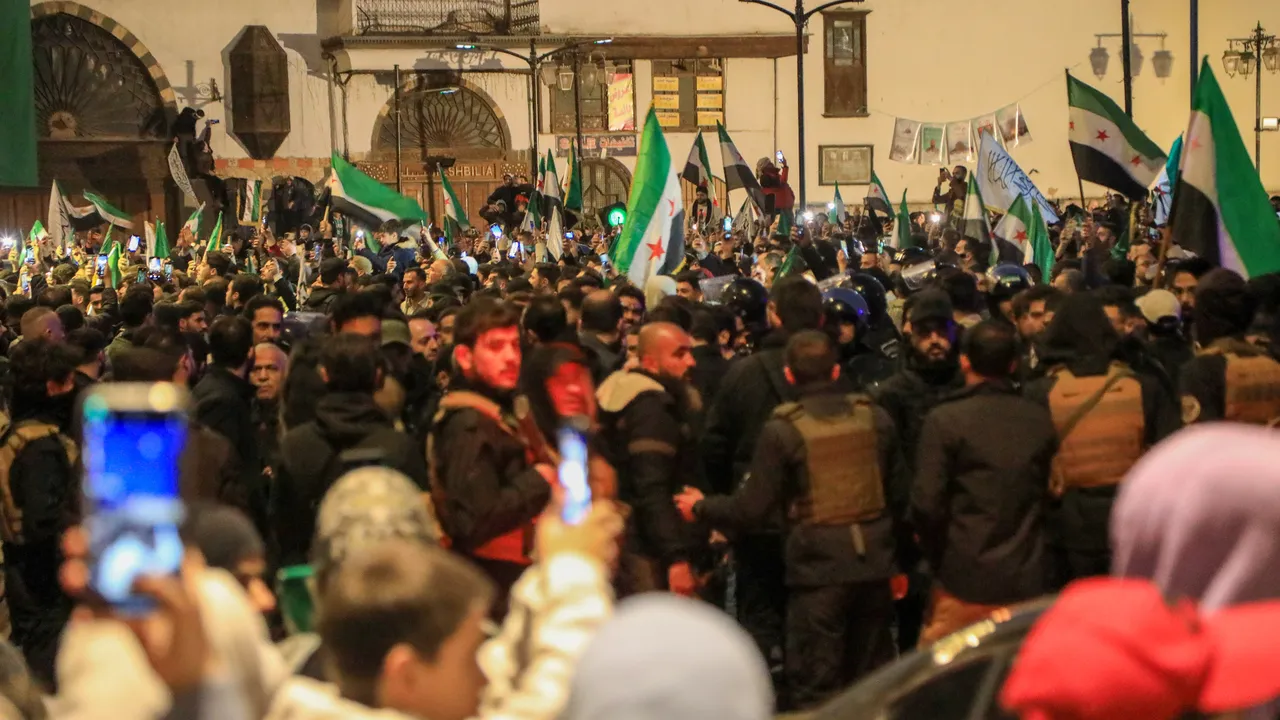 Suriyede devrimin 1. yılı! Halk, sokaklara döküldü: Şara, Emevi Camiinden seslendi 