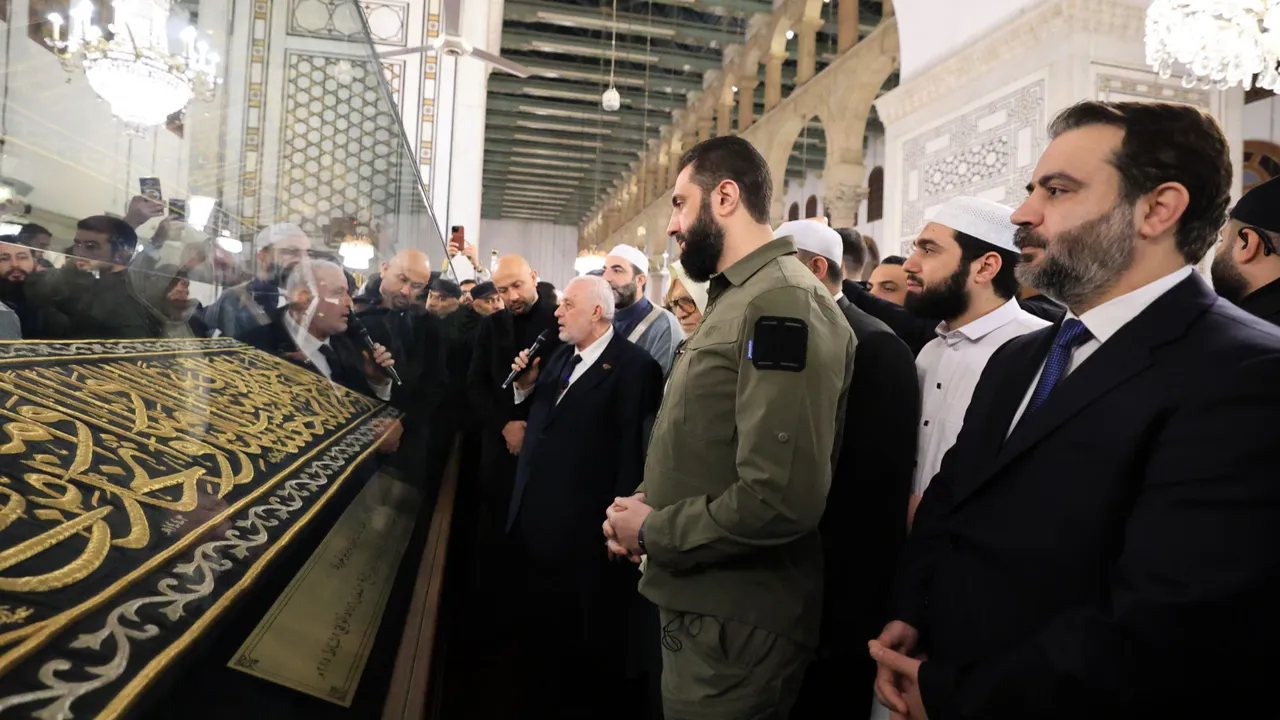 Suriyede devrimin 1. yılı! Halk, sokaklara döküldü: Şara, Emevi Camiinden seslendi 