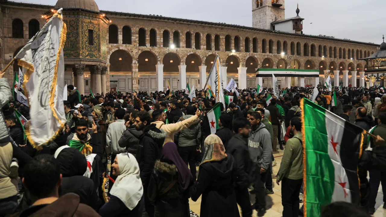 Suriyede devrimin 1. yılı! Halk, sokaklara döküldü: Şara, Emevi Camiinden seslendi 