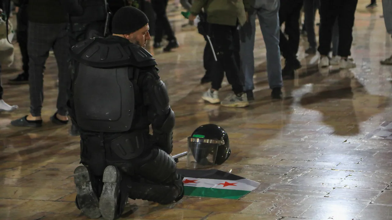 Suriyede devrimin 1. yılı! Halk sokaklara döküldü: Şara, Emevi Camiinden seslendi 