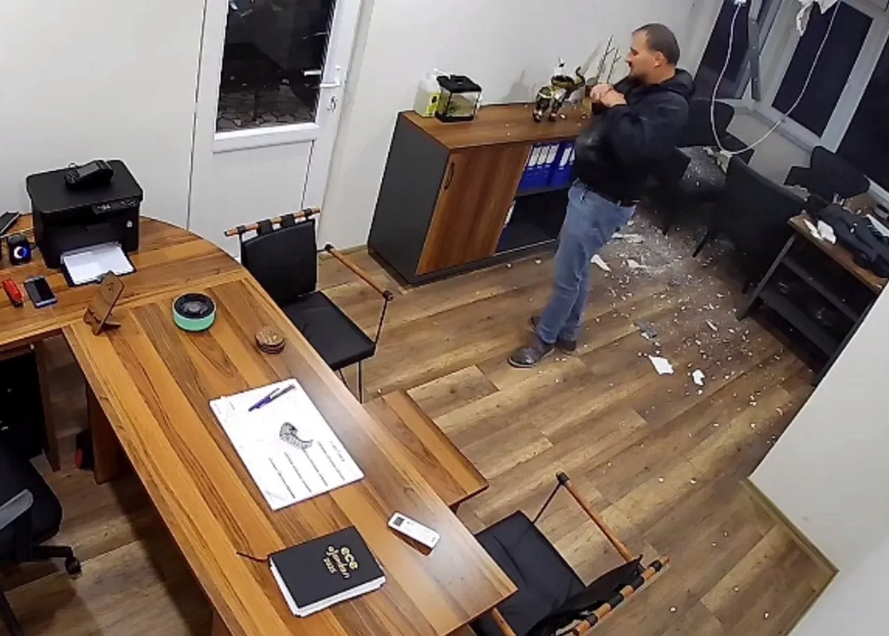 Tavana bastı, ofise düştü: Yara almadan kurtuldu