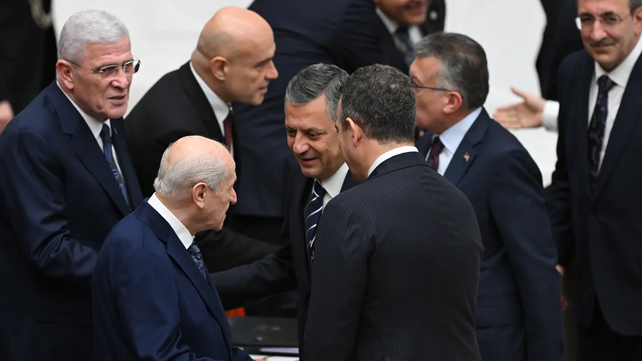 TBMM'de tebessüm havası! DEM Partililer ve Özgür Özel, Bahçeli'nin yanına gitti