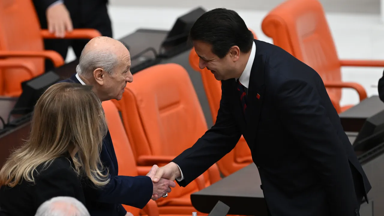 TBMM'de tebessüm havası! DEM Partililer ve Özgür Özel, Bahçeli'nin yanına gitti