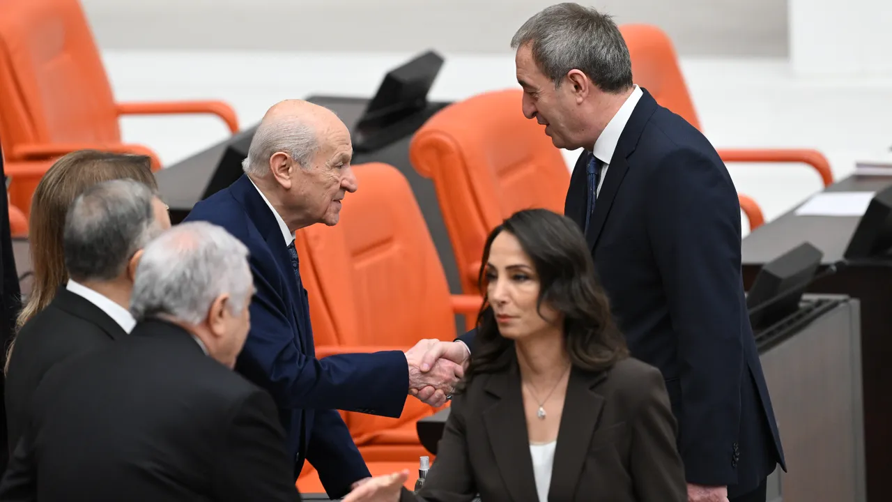 TBMM'de tebessüm havası! DEM Partililer ve Özgür Özel, Bahçeli'nin yanına gitti
