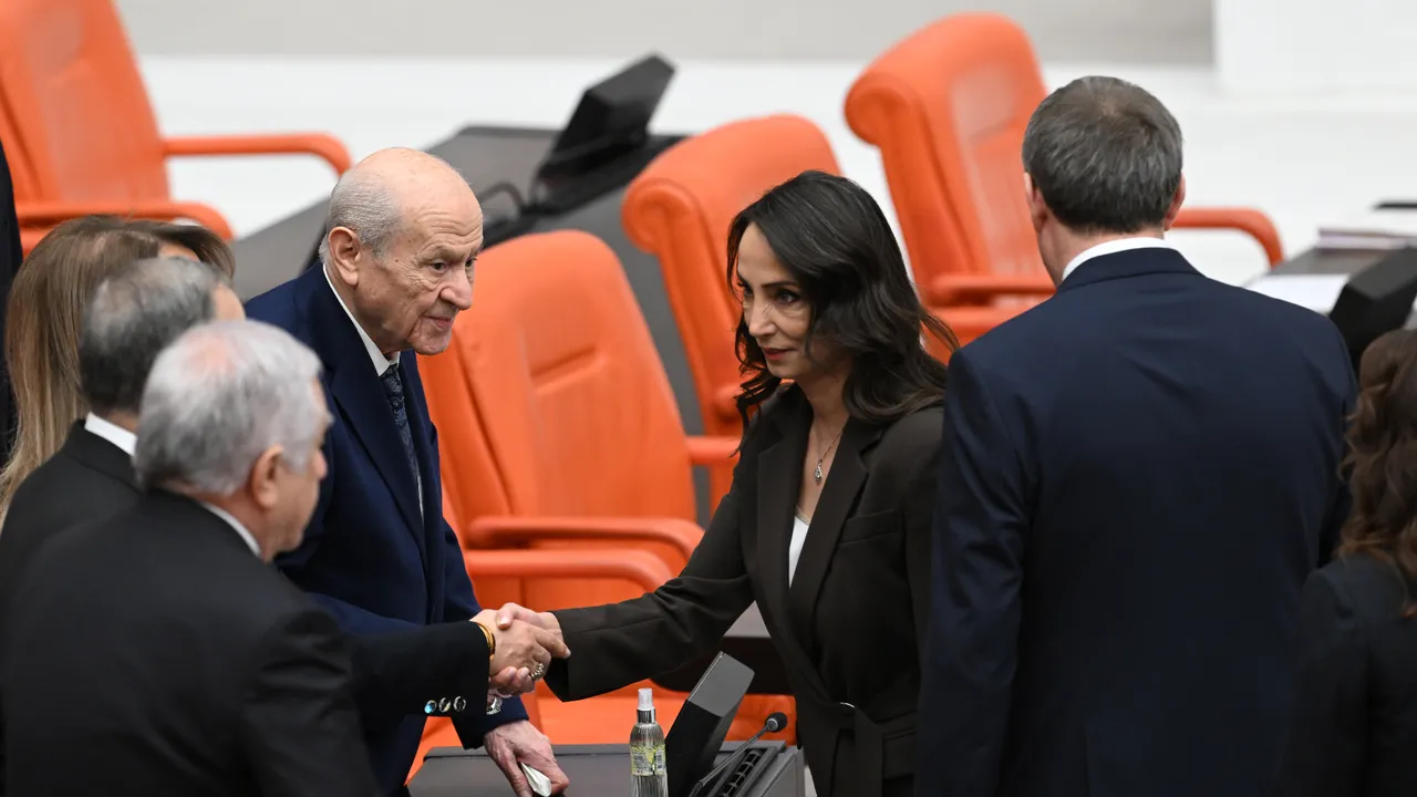 TBMM'de tebessüm havası! DEM Partililer ve Özgür Özel, Bahçeli'nin yanına gitti