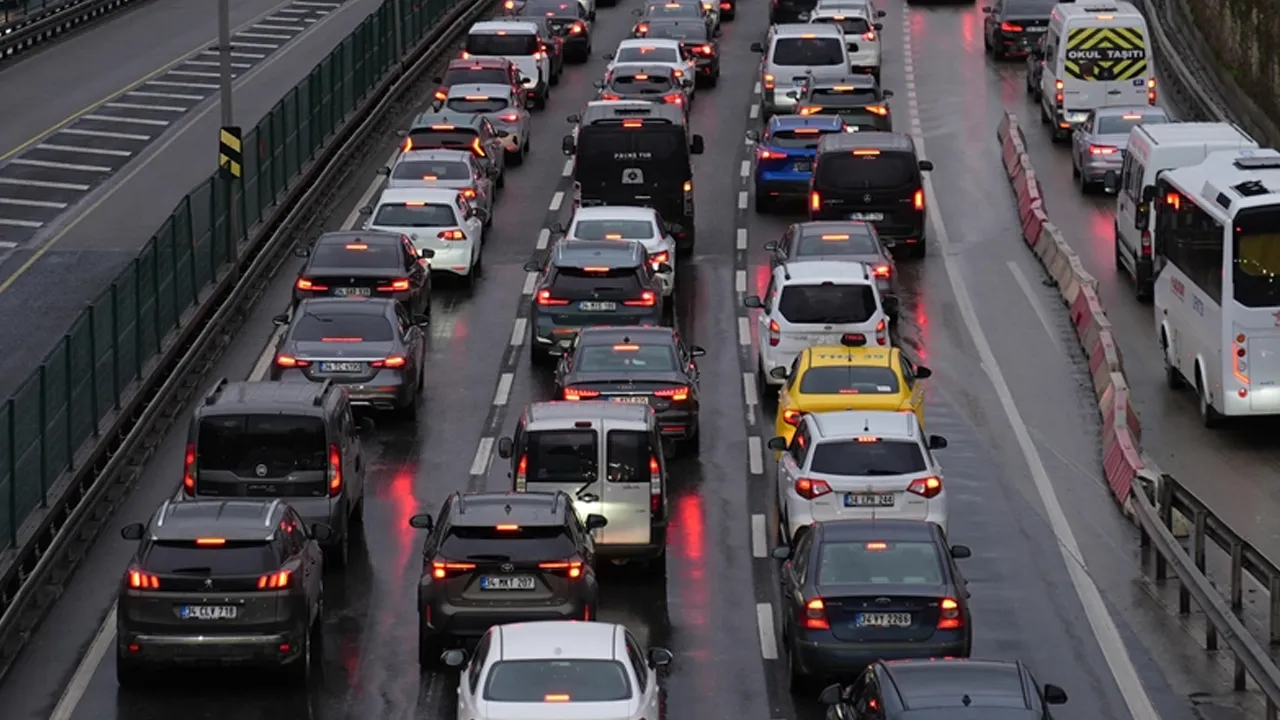 İstanbul'da haftanın ilk günü trafik yoğunluğu yüzde 72'ye yükseldi