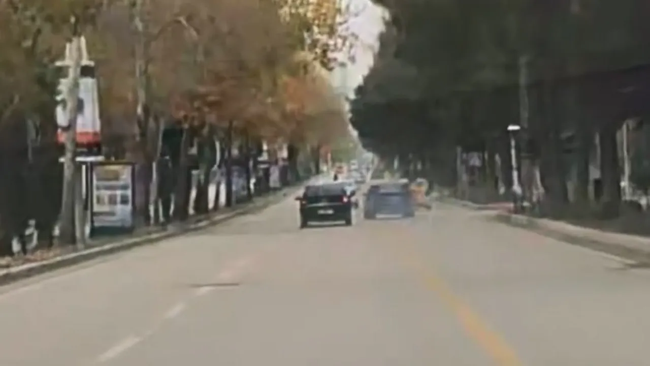 Trafikte makas atarak ilerleyen sürücü dehşet saçtı! O anlar kamerada