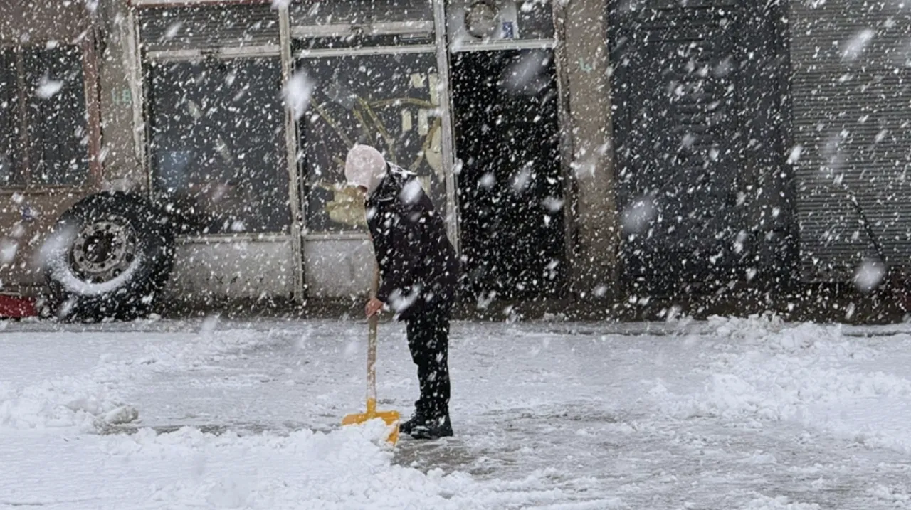 Vanda okullar tatil mi? 8 Aralık gözler valilik açıklamasına çevrildi