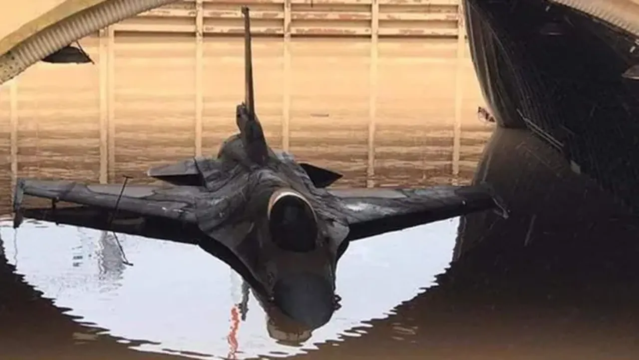 Elefsina Hava Üssü’nün nehir taşmadığı halde su altında kalması ve Volos’ta sahil güvenlik botunun karaya oturması, ülkedeki askeri yapılanmaya dair eleştirileri artırdı.