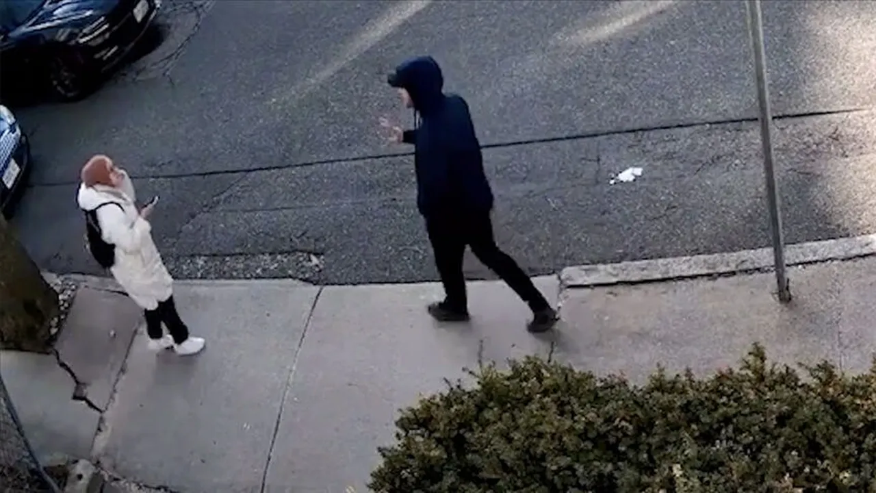 Massachusetts eyaletindeki Tufts Üniversitesinde doktora eğitimi alan Türk öğrenci Rümeysa Öztürk, 25 Mart akşamı arkadaşlarıyla iftar yapmaya giderken yüzleri maskeli 6 Göçmenlik ve Gümrük Muhafaza Dairesi (ICE) görevlisi tarafından gözaltına alınmıştı.