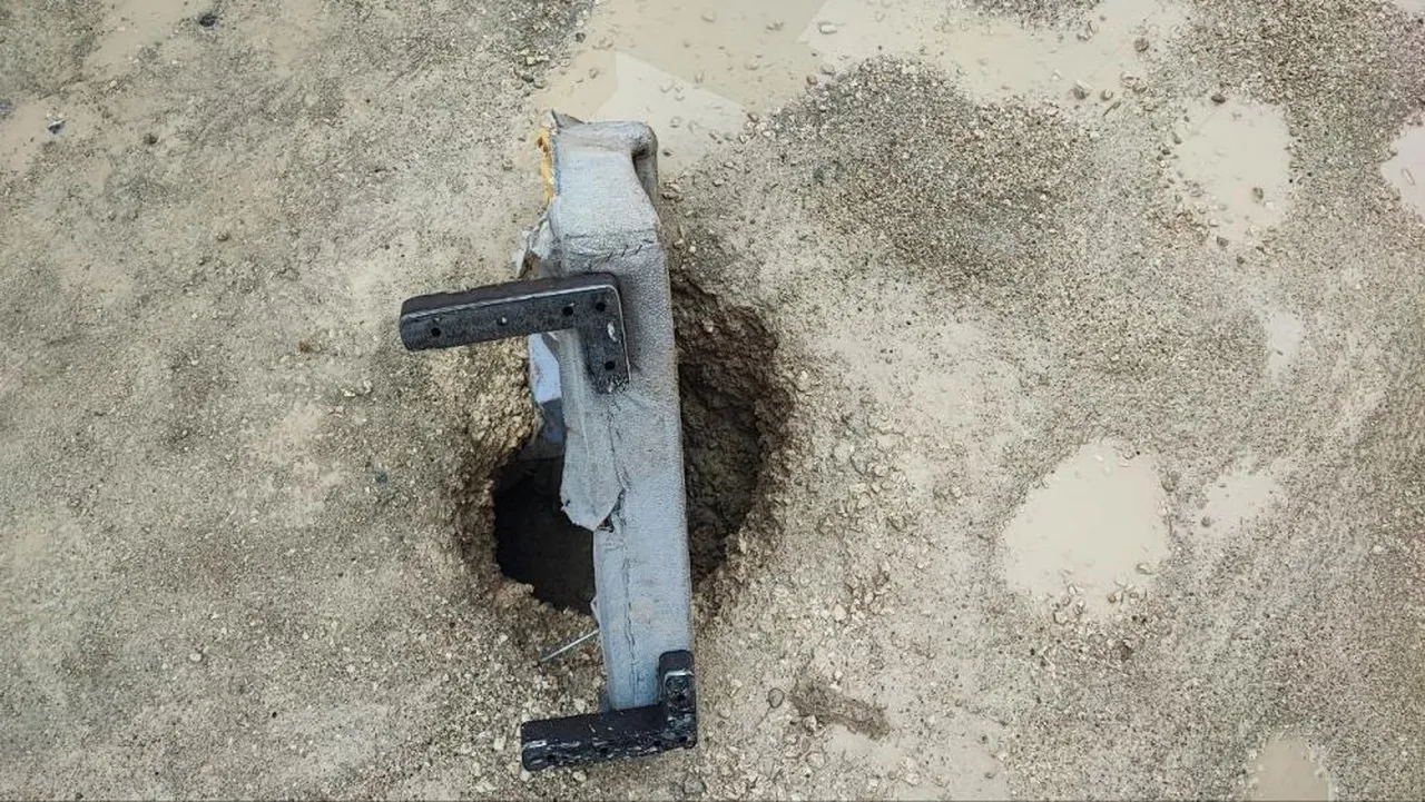 Adana'da akılalmaz görüntü! Çöken yolu kanepe koluyla onardılar