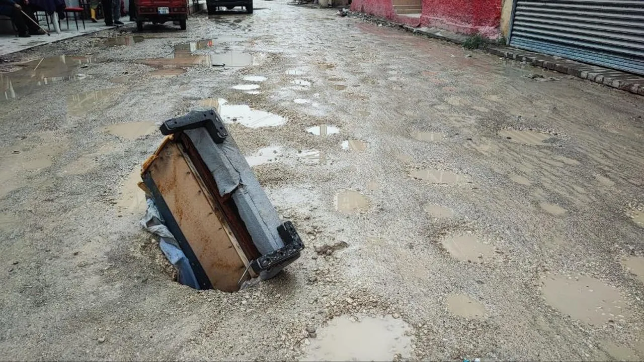 Adana'da akılalmaz görüntü! Çöken yolu kanepe koluyla onardılar