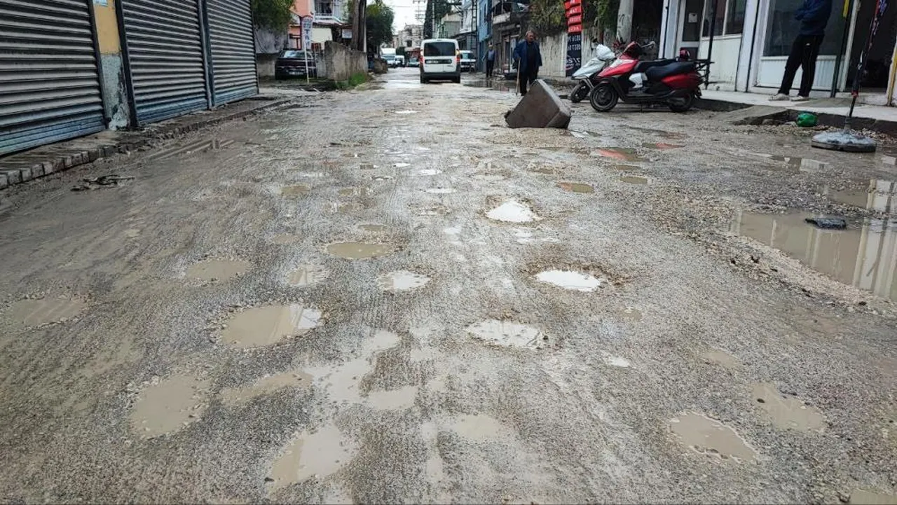 Adana'da akılalmaz görüntü! Çöken yolu kanepe koluyla onardılar