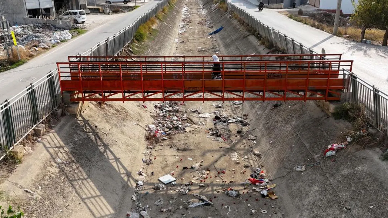 Adana'yı örümcek ağı gibi saran kanallar çöplüğe döndü!