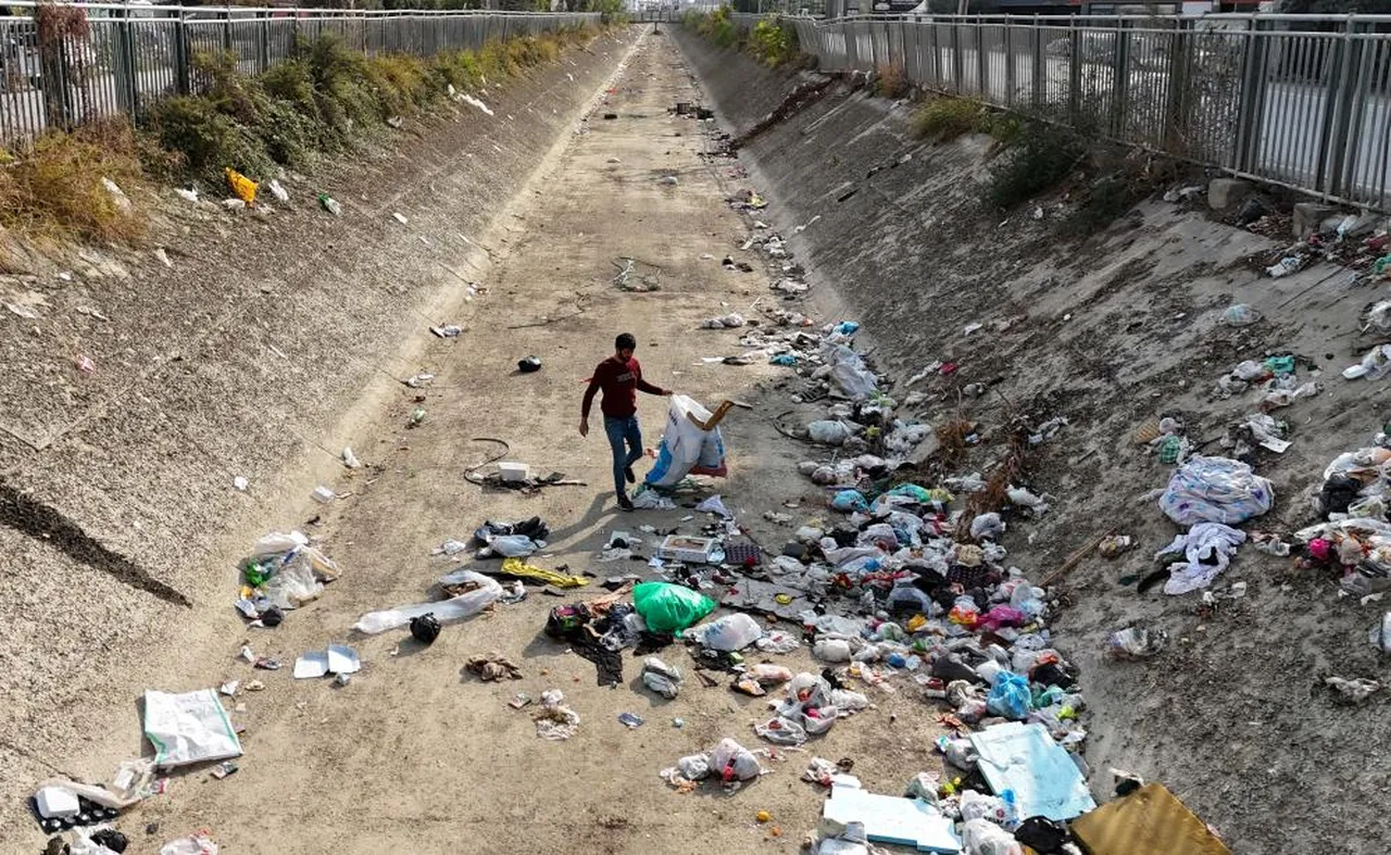 Adana'yı örümcek ağı gibi saran kanallar çöplüğe döndü!