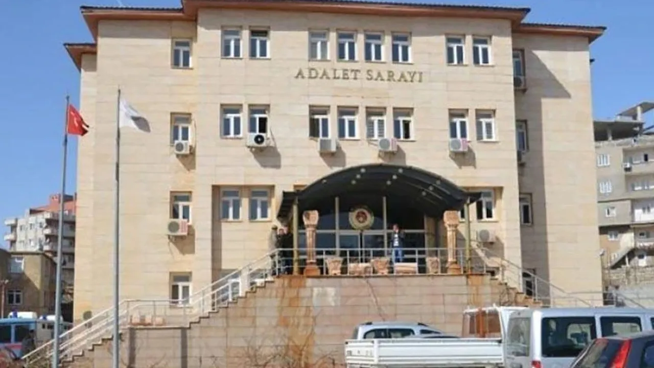 Adliyede korku dolu anlar! Boşanma davası için geldi, kendini vurdu